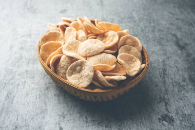 Kızarmış Khichiya Papad veya pirinç kağıdı, geleneksel Hint atıştırmalıkları.