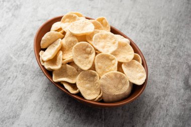 Kızarmış Khichiya Papad veya pirinç kağıdı, geleneksel Hint atıştırmalıkları.