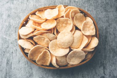 Kızarmış Khichiya Papad veya pirinç kağıdı, geleneksel Hint atıştırmalıkları.