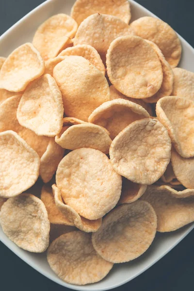 Kızarmış Khichiya Papad veya pirinç kağıdı, geleneksel Hint atıştırmalıkları.