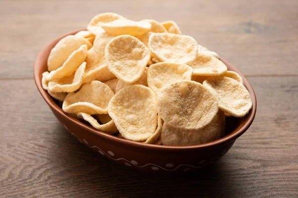Kızarmış Khichiya Papad veya pirinç kağıdı, geleneksel Hint atıştırmalıkları.