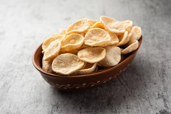 Kızarmış Khichiya Papad veya pirinç kağıdı, geleneksel Hint atıştırmalıkları.