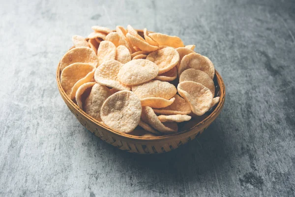 Kızarmış Khichiya Papad veya pirinç kağıdı, geleneksel Hint atıştırmalıkları.