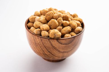 Hint besan kaplı kıtır kıtır ve baharatlı masala fıstığı ya da Mungfali bir kâse ya da tabakta servis edilir.