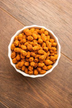 Hint besan kaplı kıtır kıtır ve baharatlı masala fıstığı ya da Mungfali bir kâse ya da tabakta servis edilir.