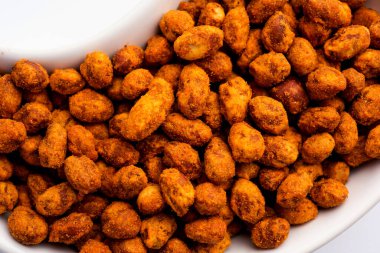Hint besan kaplı kıtır kıtır ve baharatlı masala fıstığı ya da Mungfali bir kâse ya da tabakta servis edilir.