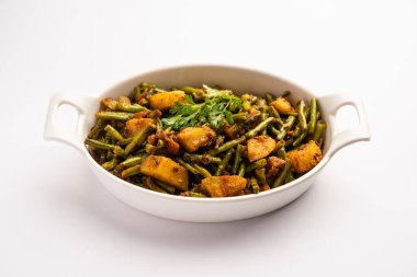 Hint usulü Chawli Aloo subji veya sabzi, uzun fasulye ve patates kızartması, bir kasede servis edilir, seçici bir odak noktası.