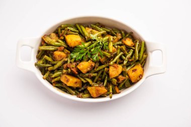 Hint usulü Chawli Aloo subji veya sabzi, uzun fasulye ve patates kızartması, bir kasede servis edilir, seçici bir odak noktası.