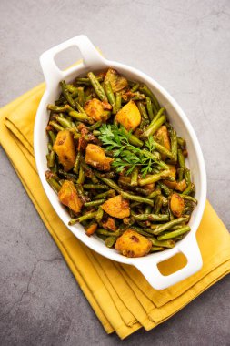 Hint usulü Chawli Aloo subji veya sabzi, uzun fasulye ve patates kızartması, bir kasede servis edilir, seçici bir odak noktası.