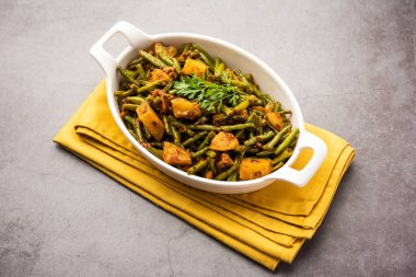 Hint usulü Chawli Aloo subji veya sabzi, uzun fasulye ve patates kızartması, bir kasede servis edilir, seçici bir odak noktası.