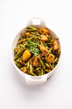 Hint usulü Chawli Aloo subji veya sabzi, uzun fasulye ve patates kızartması, bir kasede servis edilir, seçici bir odak noktası.