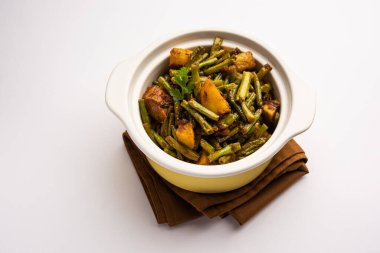 Hint usulü Chawli Aloo subji veya sabzi, uzun fasulye ve patates kızartması, bir kasede servis edilir, seçici bir odak noktası.