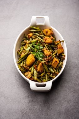 Hint usulü Chawli Aloo subji veya sabzi, uzun fasulye ve patates kızartması, bir kasede servis edilir, seçici bir odak noktası.