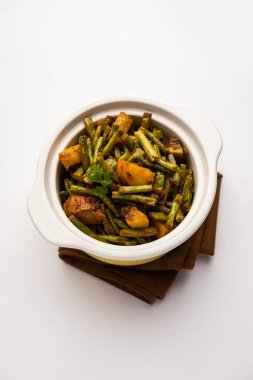 Hint usulü Chawli Aloo subji veya sabzi, uzun fasulye ve patates kızartması, bir kasede servis edilir, seçici bir odak noktası.