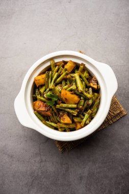 Hint usulü Chawli Aloo subji veya sabzi, uzun fasulye ve patates kızartması, bir kasede servis edilir, seçici bir odak noktası.