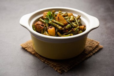 Hint usulü Chawli Aloo subji veya sabzi, uzun fasulye ve patates kızartması, bir kasede servis edilir, seçici bir odak noktası.