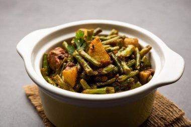 Hint usulü Chawli Aloo subji veya sabzi, uzun fasulye ve patates kızartması, bir kasede servis edilir, seçici bir odak noktası.