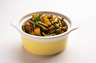 Hint usulü Chawli Aloo subji veya sabzi, uzun fasulye ve patates kızartması, bir kasede servis edilir, seçici bir odak noktası.