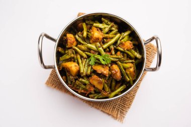 Hint usulü Chawli Aloo subji veya sabzi, uzun fasulye ve patates kızartması, bir kasede servis edilir, seçici bir odak noktası.