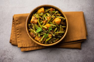 Hint usulü Chawli Aloo subji veya sabzi, uzun fasulye ve patates kızartması, bir kasede servis edilir, seçici bir odak noktası.