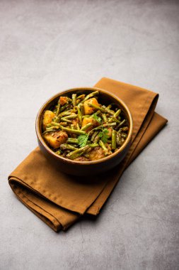 Hint usulü Chawli Aloo subji veya sabzi, uzun fasulye ve patates kızartması, bir kasede servis edilir, seçici bir odak noktası.