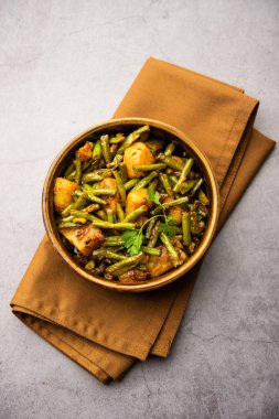 Hint usulü Chawli Aloo subji veya sabzi, uzun fasulye ve patates kızartması, bir kasede servis edilir, seçici bir odak noktası.