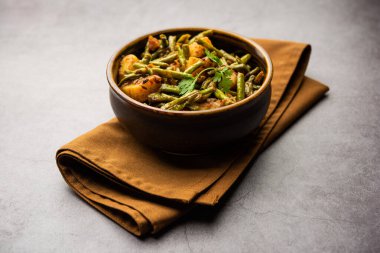 Hint usulü Chawli Aloo subji veya sabzi, uzun fasulye ve patates kızartması, bir kasede servis edilir, seçici bir odak noktası.