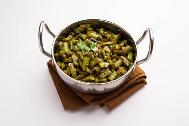 Gavarfali veya gawar veya Gavar sabzi tarifi et suyunda fasulye ya da kuru kızartmada yapılır.