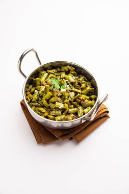 Gavarfali veya gawar veya Gavar sabzi tarifi et suyunda fasulye ya da kuru kızartmada yapılır.