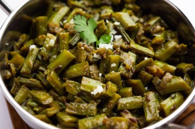 Gavarfali veya gawar veya Gavar sabzi tarifi et suyunda fasulye ya da kuru kızartmada yapılır.