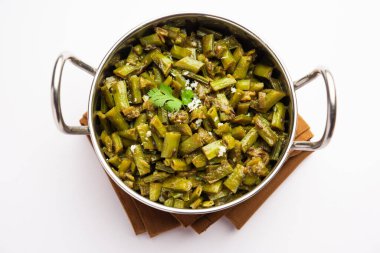 Gavarfali veya gawar veya Gavar sabzi tarifi et suyunda fasulye ya da kuru kızartmada yapılır.