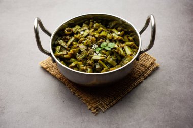 Gavarfali veya gawar veya Gavar sabzi tarifi et suyunda fasulye ya da kuru kızartmada yapılır.