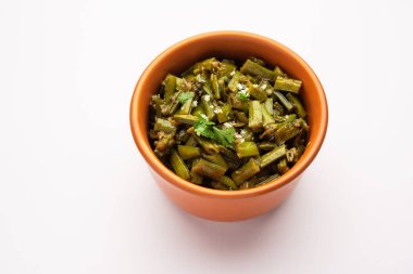 Gavarfali veya gawar veya Gavar sabzi tarifi et suyunda fasulye ya da kuru kızartmada yapılır.