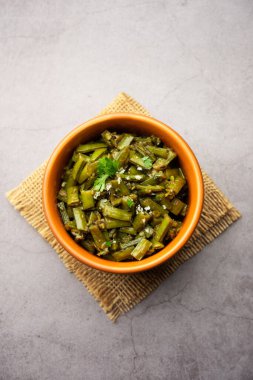 Gavarfali veya gawar veya Gavar sabzi tarifi et suyunda fasulye ya da kuru kızartmada yapılır.