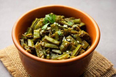 Gavarfali veya gawar veya Gavar sabzi tarifi et suyunda fasulye ya da kuru kızartmada yapılır.