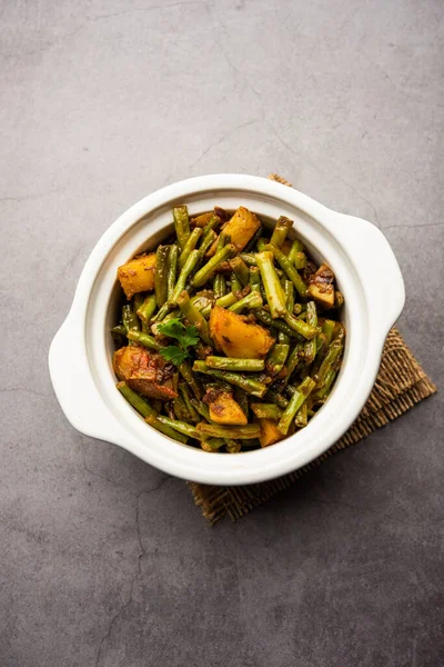 Hint usulü Chawli Aloo subji veya sabzi, uzun fasulye ve patates kızartması, bir kasede servis edilir, seçici bir odak noktası.