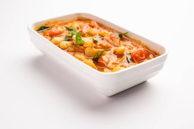 Çift fasulyeli körili sabzi veya Hint baharatları ve taze domateslerle yapılan sabji tarifi bir kasede servis edilir. seçici odak