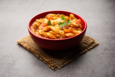 Hint baharatları ve taze domateslerle yapılan çift fasulyeli köri, sabzi veya sabji tarifi bir kasede servis edilir. seçici odak