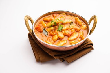 Hint baharatları ve taze domateslerle yapılan çift fasulyeli köri, sabzi veya sabji tarifi bir kasede servis edilir. seçici odak