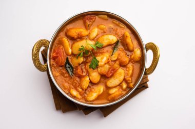 Hint baharatları ve taze domateslerle yapılan çift fasulyeli köri, sabzi veya sabji tarifi bir kasede servis edilir. seçici odak