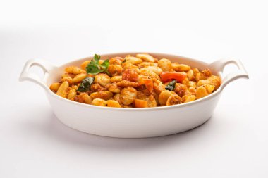 Hint baharatları ve taze domateslerle yapılan çift fasulyeli köri, sabzi veya sabji tarifi bir kasede servis edilir. seçici odak