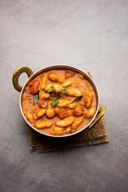 Hint baharatları ve taze domateslerle yapılan çift fasulyeli köri, sabzi veya sabji tarifi bir kasede servis edilir. seçici odak
