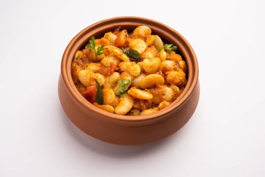 Hint baharatları ve taze domateslerle yapılan çift fasulyeli köri, sabzi veya sabji tarifi bir kasede servis edilir. seçici odak