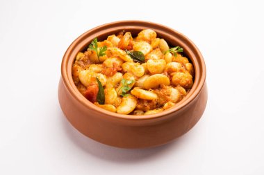 Hint baharatları ve taze domateslerle yapılan çift fasulyeli köri, sabzi veya sabji tarifi bir kasede servis edilir. seçici odak