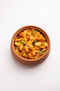 Hint baharatları ve taze domateslerle yapılan çift fasulyeli köri, sabzi veya sabji tarifi bir kasede servis edilir. seçici odak