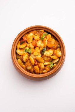 Hint baharatları ve taze domateslerle yapılan çift fasulyeli köri, sabzi veya sabji tarifi bir kasede servis edilir. seçici odak