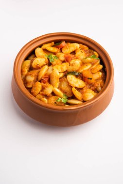 Hint baharatları ve taze domateslerle yapılan çift fasulyeli köri, sabzi veya sabji tarifi bir kasede servis edilir. seçici odak