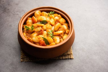 Hint baharatları ve taze domateslerle yapılan çift fasulyeli köri, sabzi veya sabji tarifi bir kasede servis edilir. seçici odak