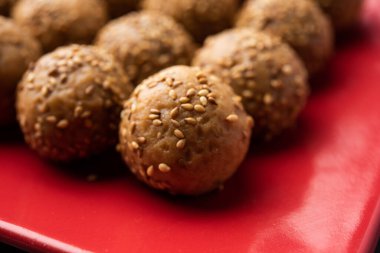 Susam tohumu jaggery topu ya da ke laddo ve tilgul ya da gul laddu Hindistan 'daki Makar Sankranti Festivali için kasede servis yaparlar.