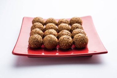 Susam tohumu jaggery topu ya da ke laddo ve tilgul ya da gul laddu Hindistan 'daki Makar Sankranti Festivali için kasede servis yaparlar.